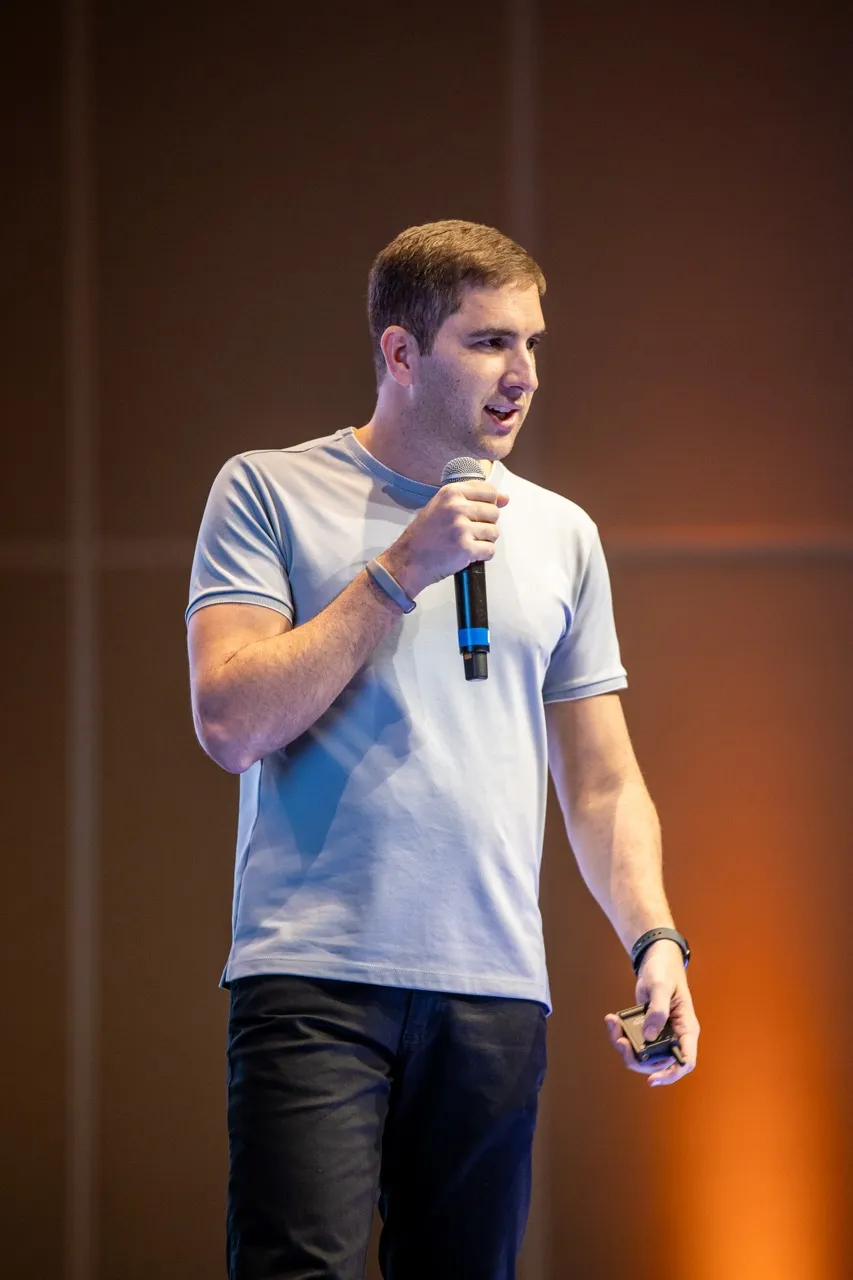 Cássio Prado, fundador da 4Ads, palestrando com microfone na mão